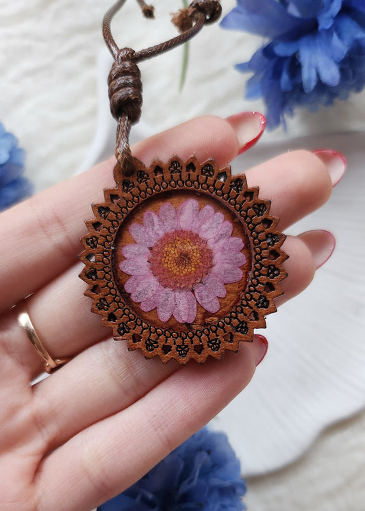 Collana medaglione in legno con fiore secco