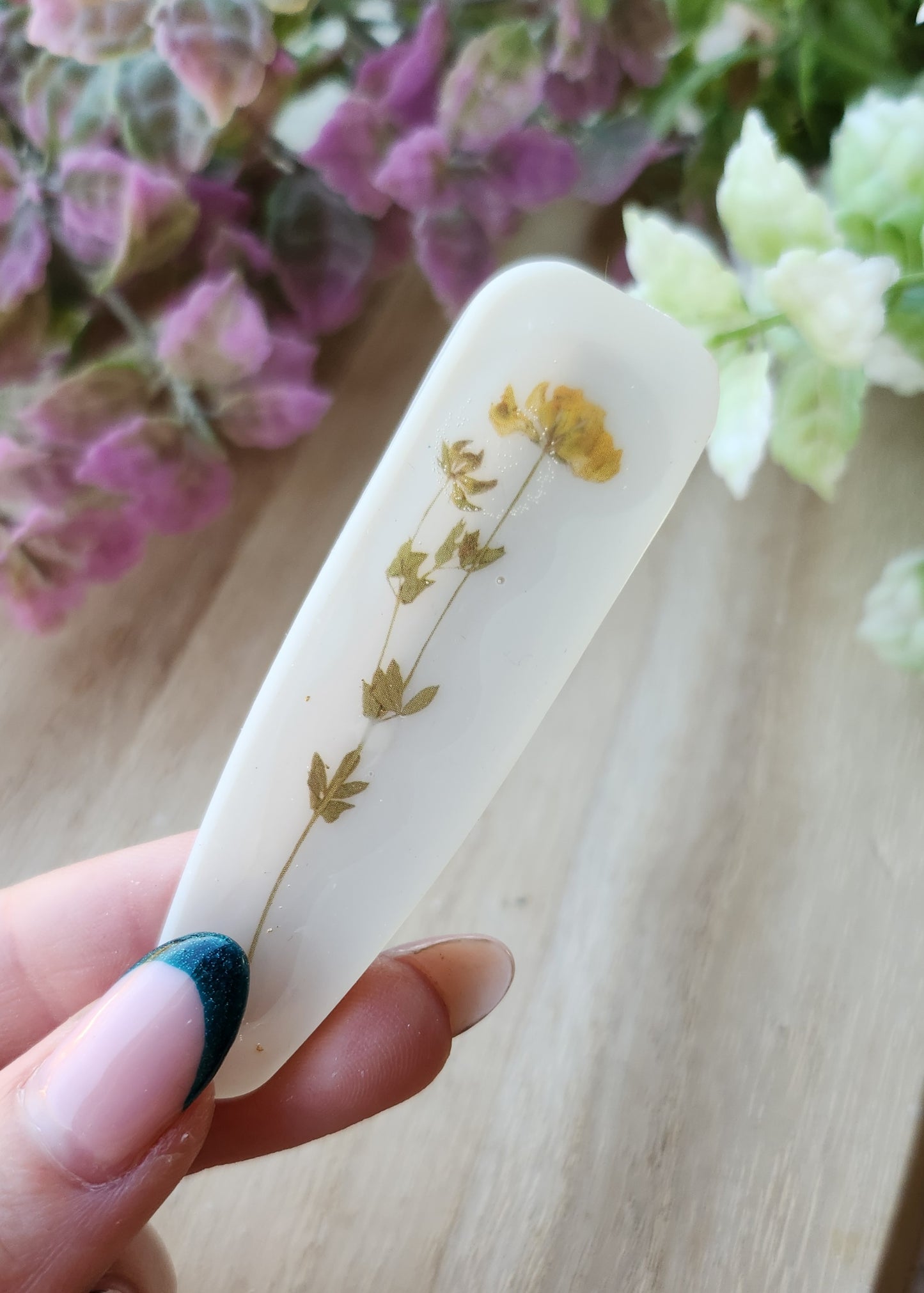 Hair clip bianca con fiore in vinile