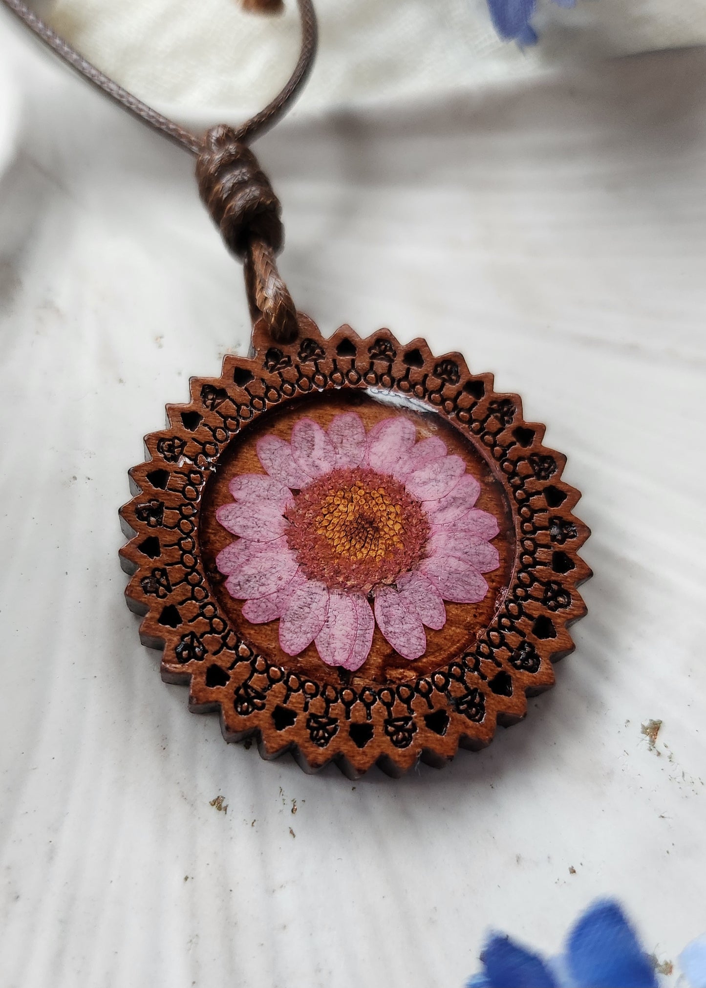 Collana medaglione in legno con fiore secco