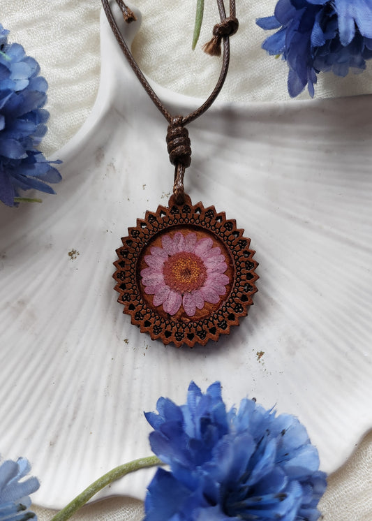 Collana medaglione in legno con fiore secco