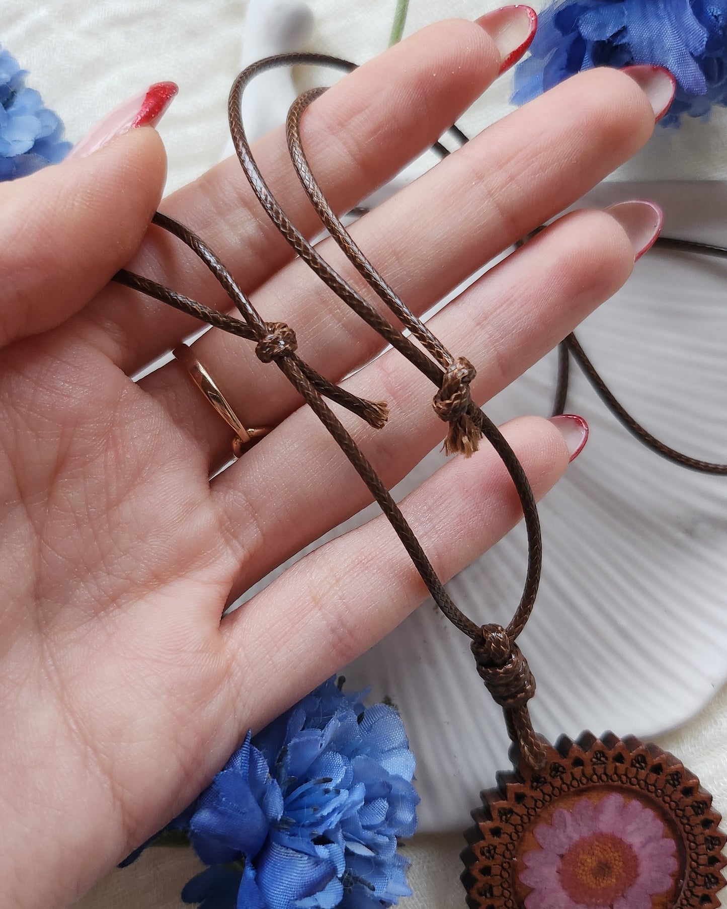 Collana medaglione in legno con fiore secco