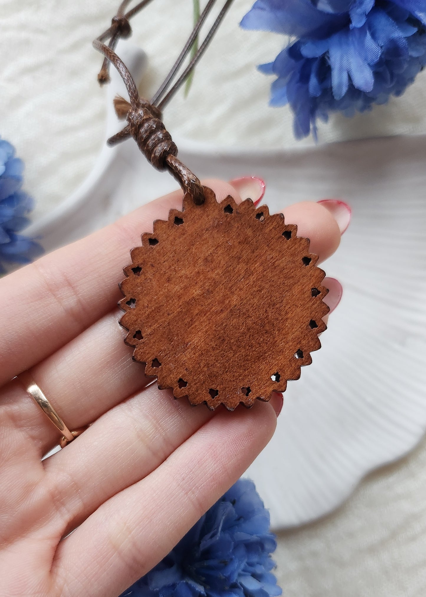 Collana medaglione in legno con fiore secco