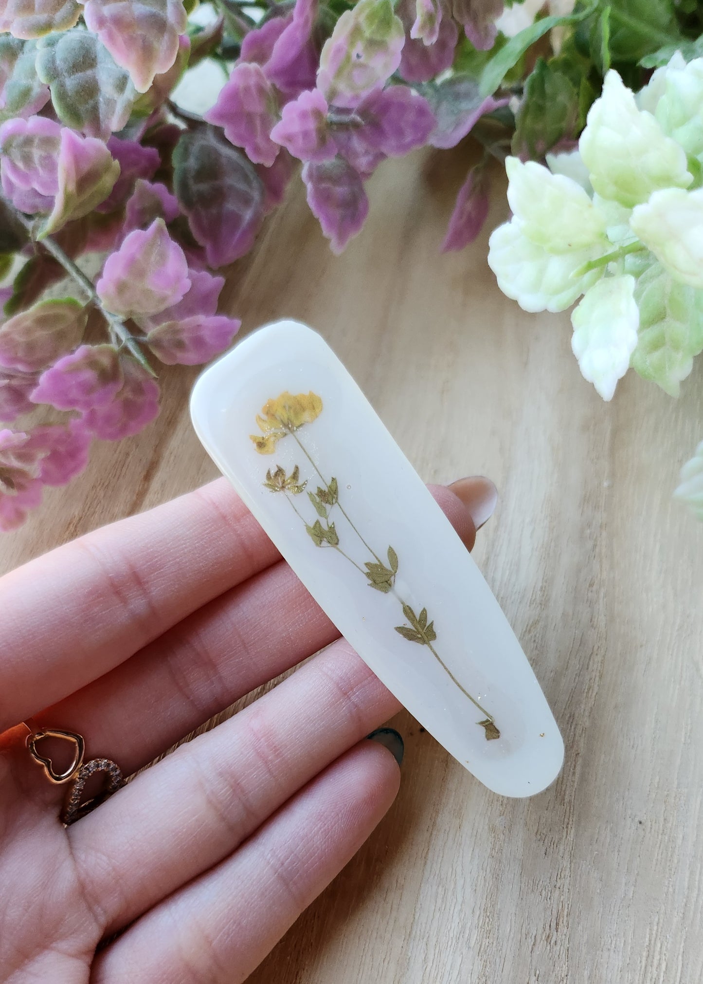 Hair clip bianca con fiore in vinile