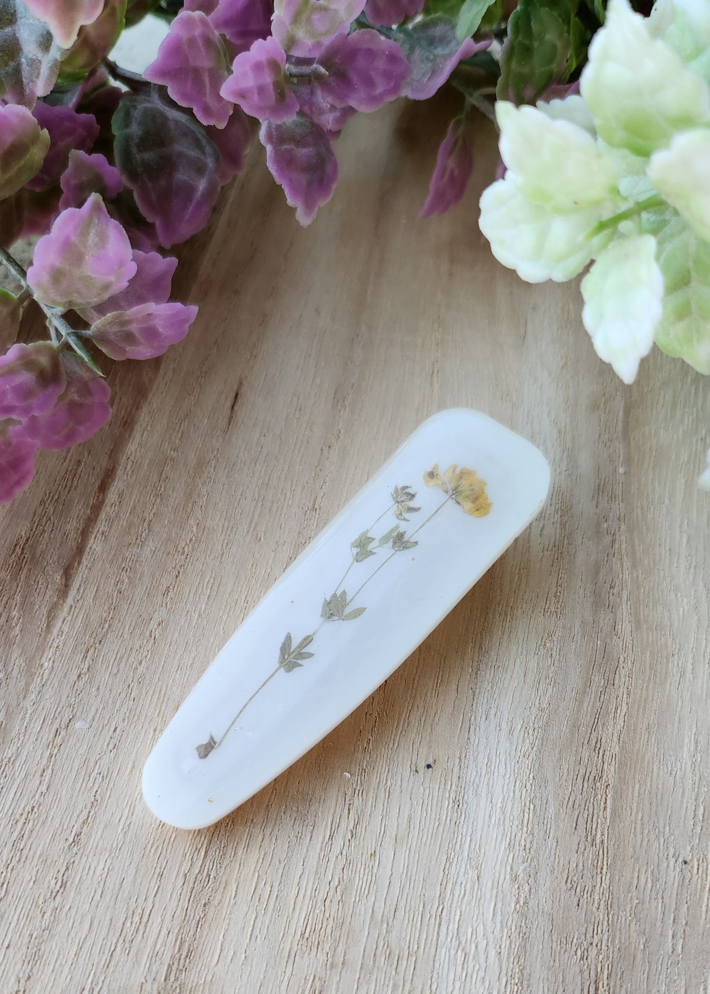 Hair clip bianca con fiore in vinile