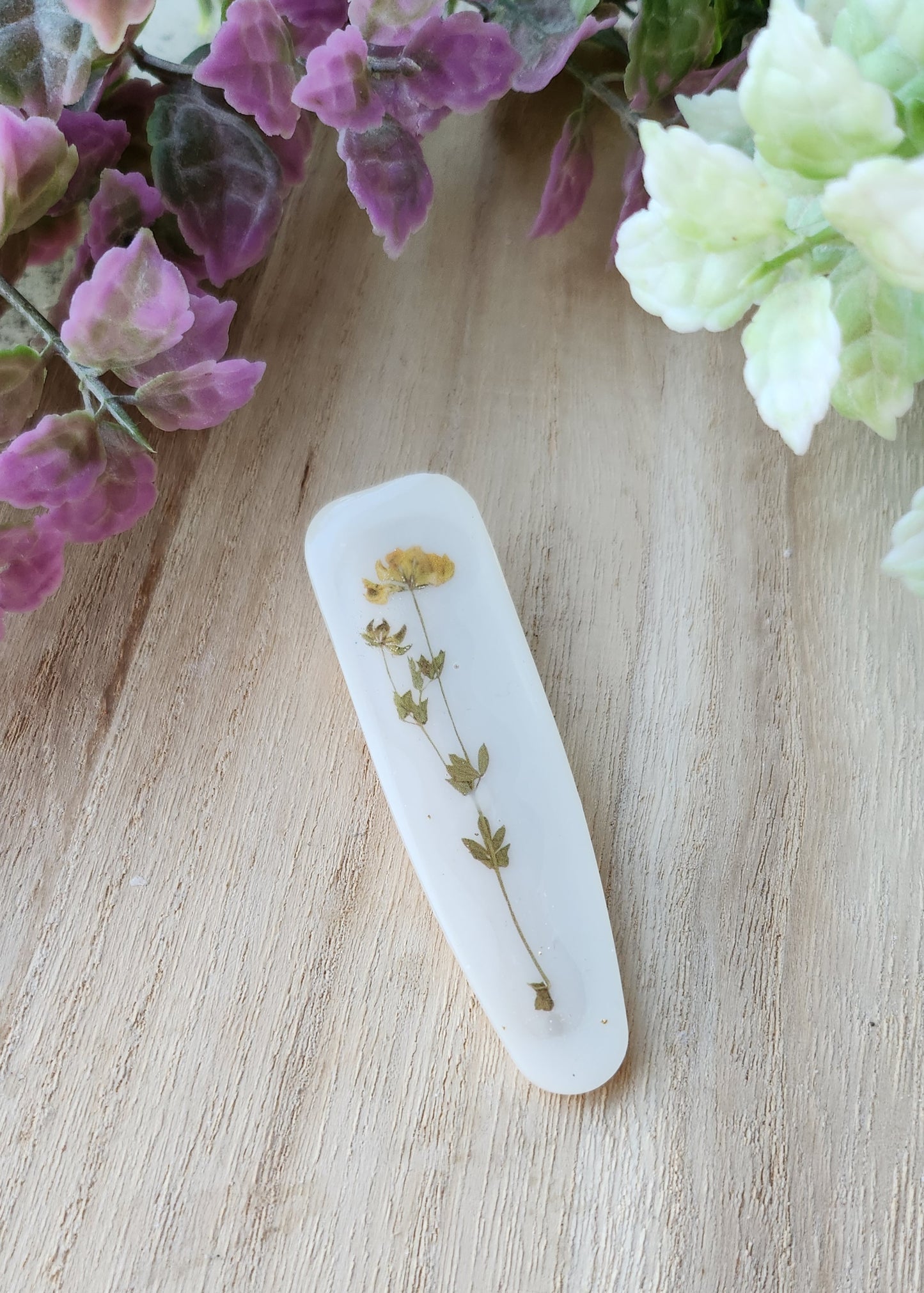 Hair clip bianca con fiore in vinile