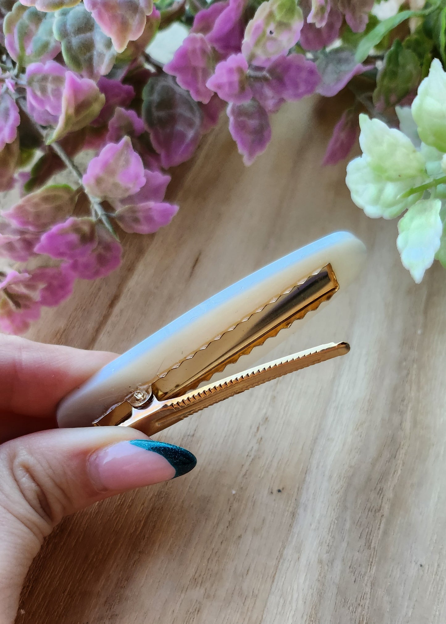 Hair clip bianca con fiore in vinile