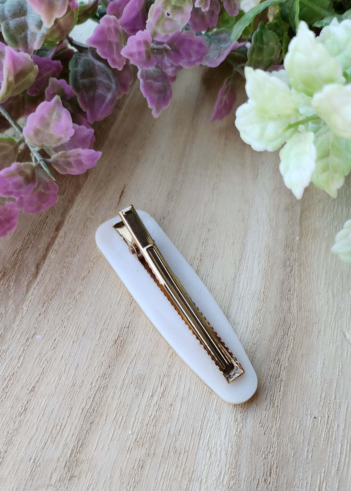 Hair clip bianca con fiore in vinile
