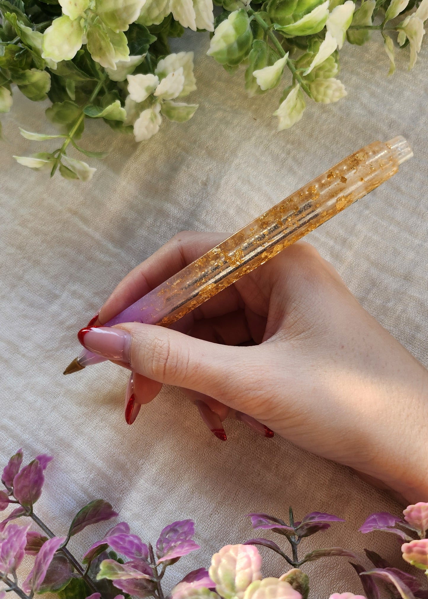 Penna ricaricabile in resina rosa e oro