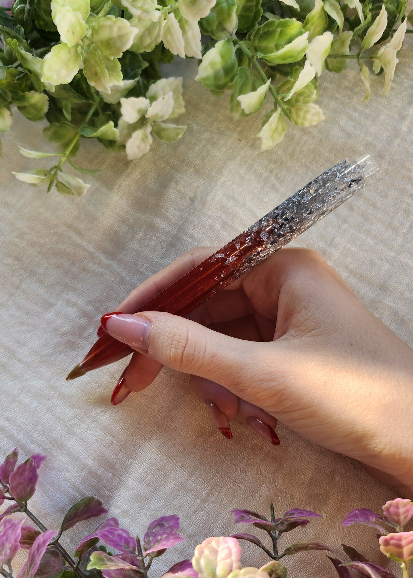 Penna ricaricabile in resina rossa e argento